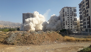 Malatya'da ağır hasarlı binaların patlayıcı ile yıkımı sürüyor 