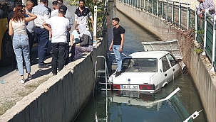 Sulama kanalına uçan araçtaki 2 kişiyi vatandaşlar kurtardı 