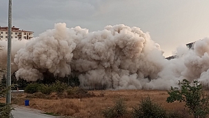 Ağır hasarlı iki blok 300 kilo patlayıcı kullanılarak yıkıldı 