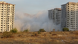 Malatya'da yüksek katlı binaların patlayıcı ile yıkımı sürüyor 