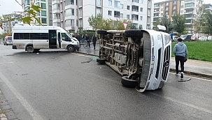 Minibüsle çarpışan öğrenci servisi devrildi 