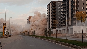 Raylı sistemli olduğu belirtilerek satılan yeni bina depremde hasar görünce patlayıcı ile yıkıldı 