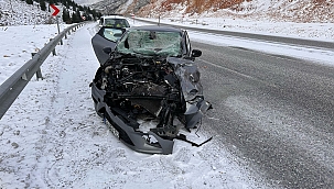 Malatya'da otomobil tıra çarptı 1 yaralı