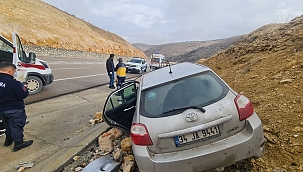 Otomobil drenaj kanalına düştü: 3 yaralı