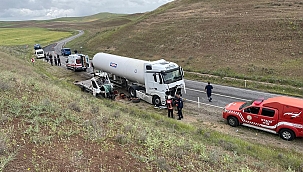 Tır ile kamyonet kafa kafaya çarpıştı: 1 ölü