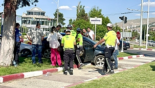 Virajı alamayan sürücü refüje çıktı: 2 yaralı 