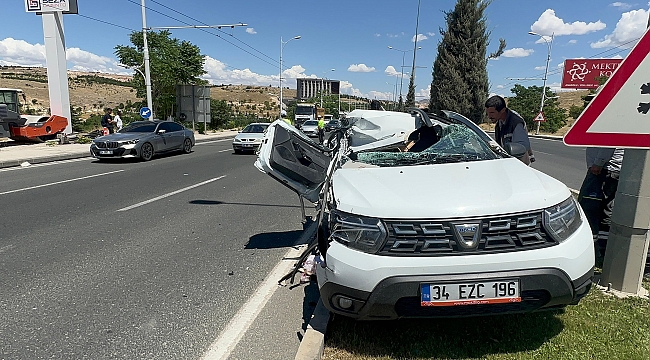 Kontrolden çıkan araç tırın altına girdi 