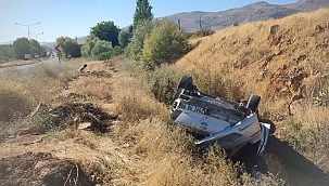 Malatya'da otomobil şarampole devrildi 