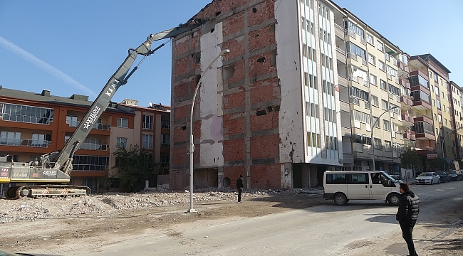 Ağır hasarlı binaların yıkımı sürüyor 