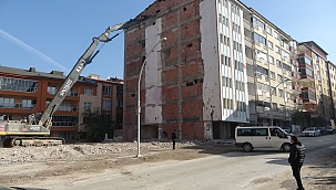 Ağır hasarlı binaların yıkımı sürüyor 