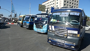 Minibüsçülerin "ceza" tepkisi trafiği kilitledi 