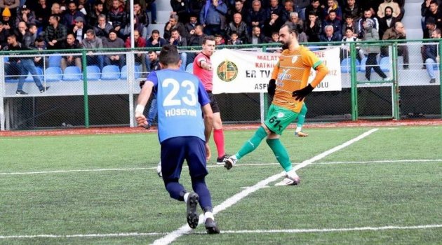 Attığı 16 golle kendisini ve Yeşilyurt Belediyespor'u zirveye taşıdı